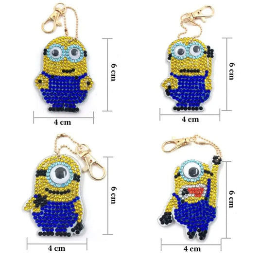Set van vier diamond painting sleutelhangers in de vorm van gele wezens met één of twee ogen en blauwe overalls, 6x4 cm.