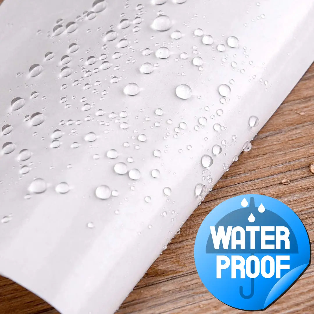 Waterdicht afdekvel met waterdruppels op houten ondergrond, ideaal voor bescherming van diamond painting.
