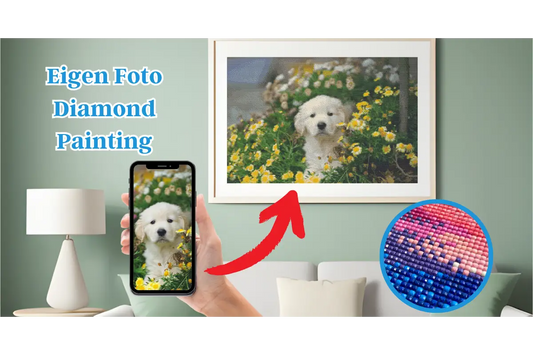 Een telefoon toont een foto van een jonge hond omringd door gele bloemen, dat omgezet is naar een diamond painting, hangend aan een muur in een modern interieur.