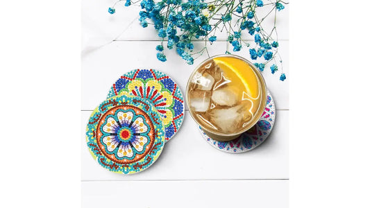 Handgemaakte diamond painting onderzetters met kleurrijk mandala ontwerp en glas ijsthee.