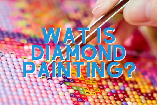 Hand die gekleurde steentjes plaatst op een diamond painting canvas met tekst 'Wat is Diamond Painting?