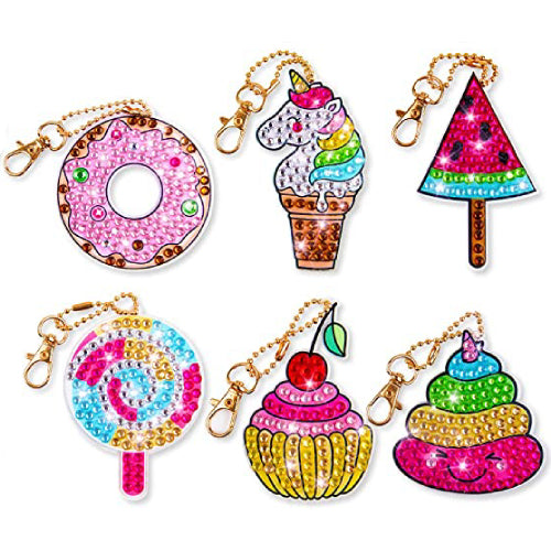 Collectie van diamond painting sleutelhangers in vormen van een roze donut, eenhoornijsje, roze watermeloen, blauwe lolly, cupcake en kleurrijke poep emoji.