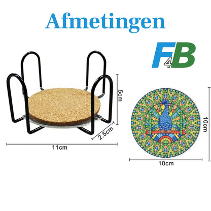 Zwarte metalen houder met kurken onderzetter en gedetailleerde afmetingen, naast een kleurrijke pauwen diamond painting onderzetter.