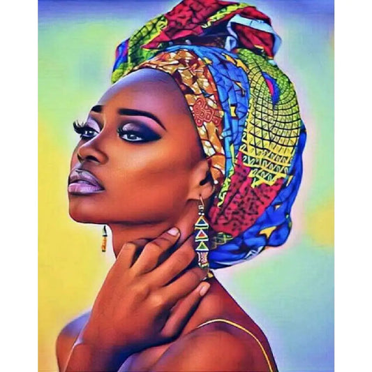 Kunstwerk diamond painting van Afrikaanse vrouw met kleurrijke hoofddoek en oorbellen.