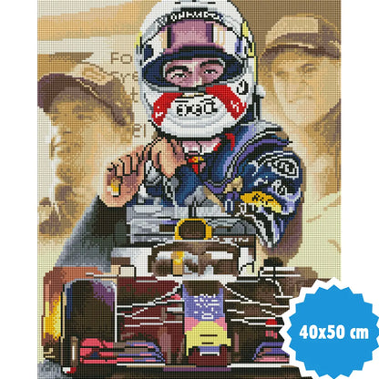 Diamond painting van Formule 1-coureur in race-uitrusting, formaat 40x50 cm, met auto op de voorgrond.