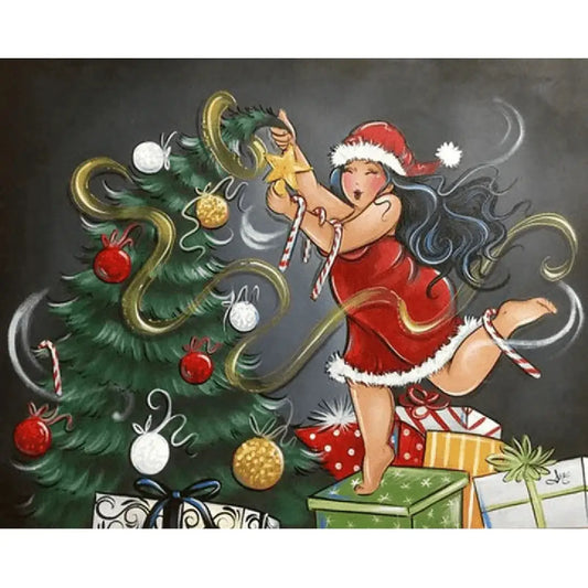 Dikke Dames kerst diamond painting van een vrouw in een rood kerstkostuum die een ster op de kerstboom plaatst, met cadeaus en versieringen.