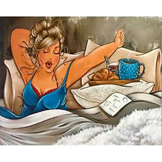 Dikke Dames diamond painting van een vrouw in een blauwe nachthemd die uitrekt op bed, met een dienblad met koffie en croissant, en een briefje.