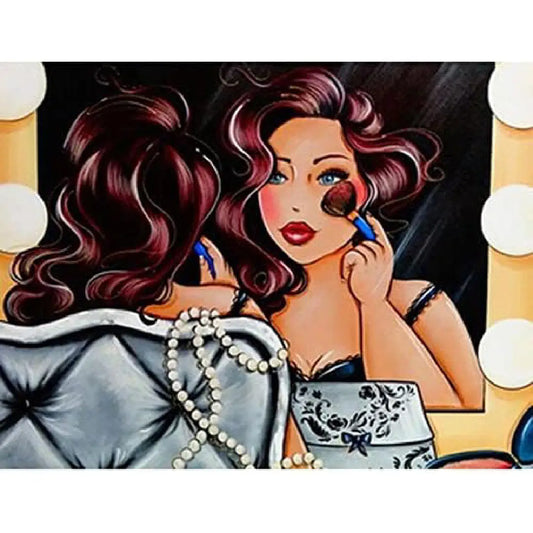 Dikke Dames diamond painting van een vrouw die voor een spiegel met lampen zit en make-up aanbrengt, met een parelketting op de voorgrond.