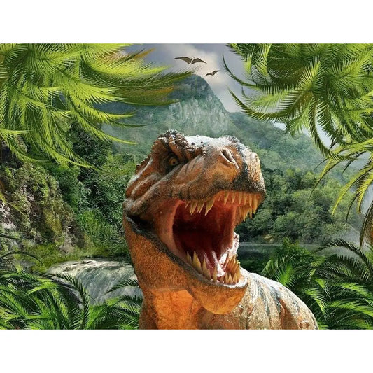 Levendige diamond painting van een brullende T-Rex omgeven door weelderig groen en bergen.