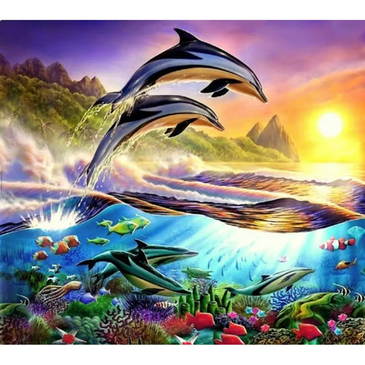 Kleurrijke diamond painting van dolfijnen die springen uit water tegen een zonsondergang achtergrond, met levendig koraalrif onder water.
