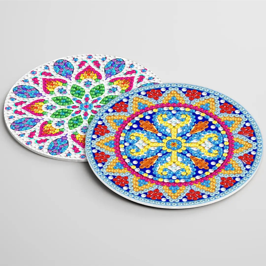 Twee kleurrijke mandala diamond painting onderzetters met complexe patronen en levendige kleuren.