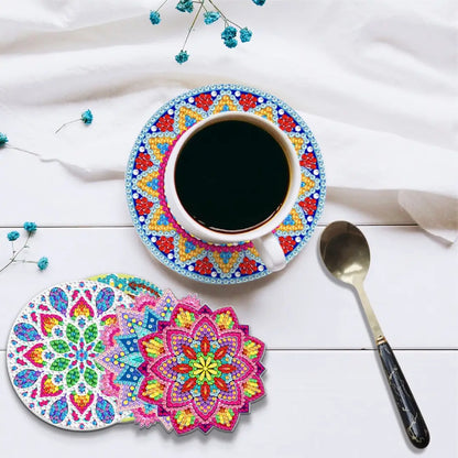 Ontspannende koffiepauze met een kopje espresso op een mandala diamond painting onderzetter, vergezeld van een kleurrijke bloemendecoratie.