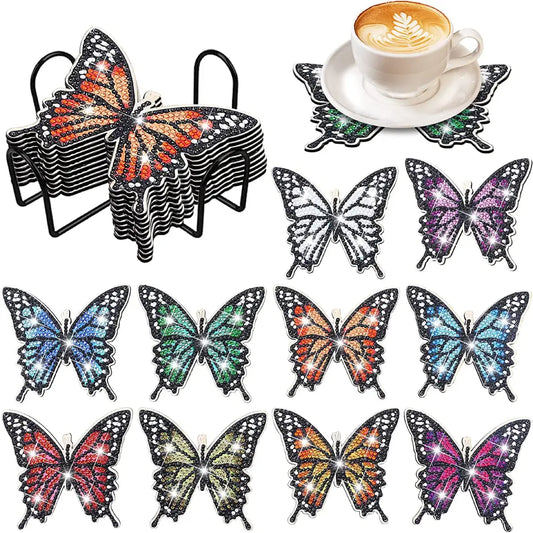 Collectie van diamond painting onderzetters met kleurrijke vlinderontwerpen, geschikt voor koffie of thee.