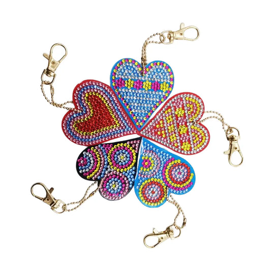 Collectie van kleurrijke diamond painting sleutelhangers in hartvorm, ideaal voor Valentijnsdag en geschenken.