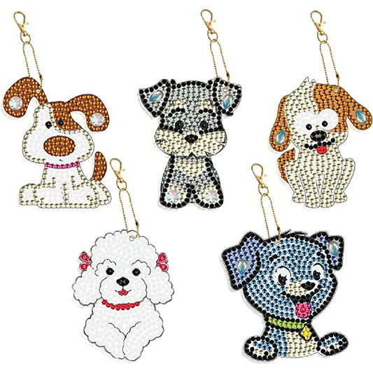 Collectie van diverse diamond painting sleutelhangers in de vorm van honden, weergegeven in verschillende kleuren en poses.