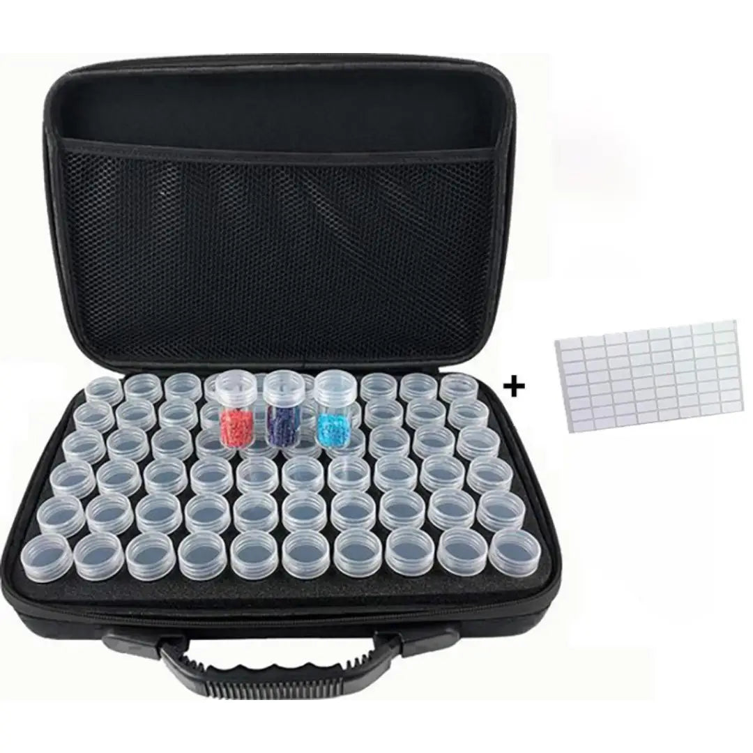 Open zwarte opbergtas met 60 transparante potjes en een mesh-opbergvak, inclusief etiketten voor diamond painting steentjes.