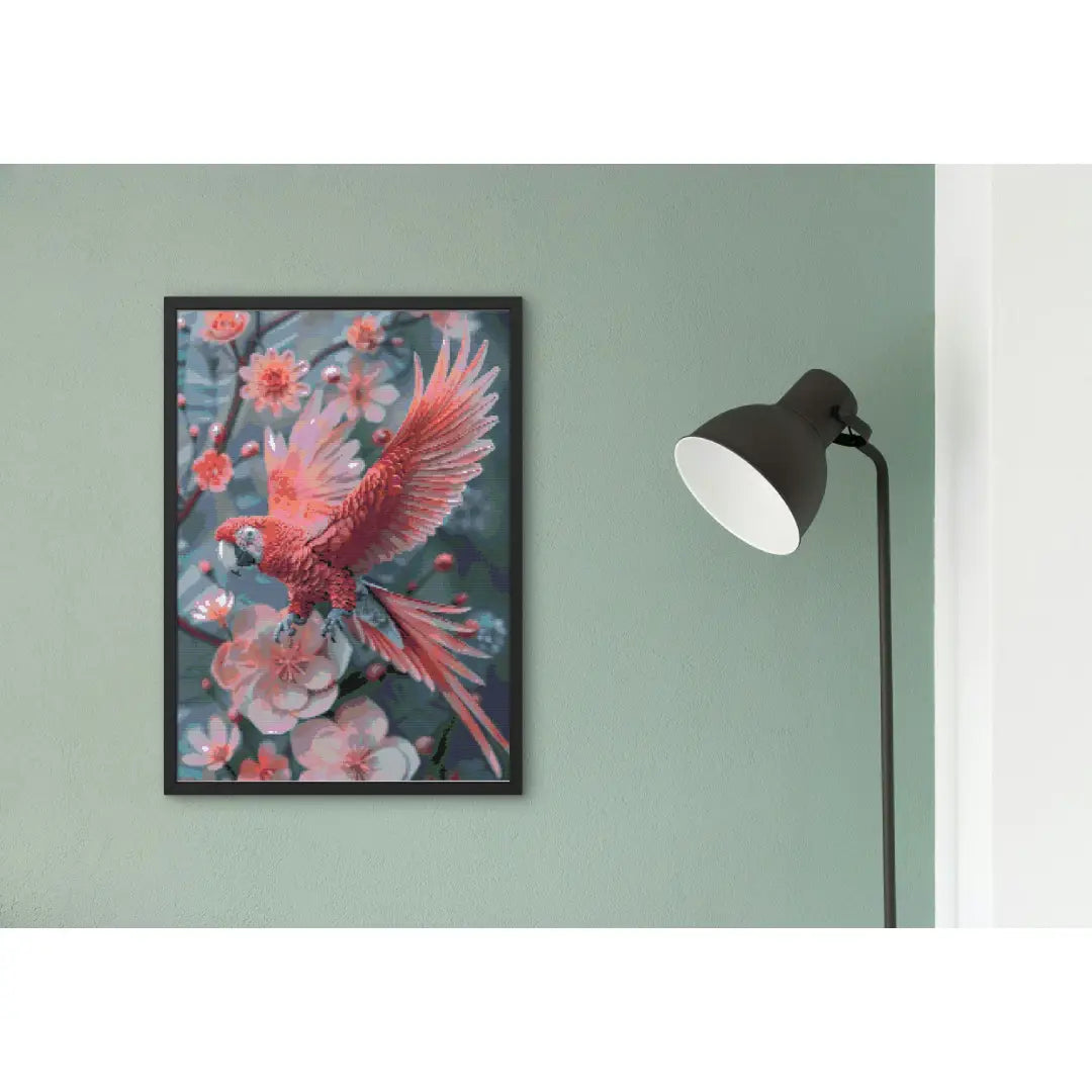 Diamond painting van een roze papegaai met bloemen aan de muur naast een zwarte lamp