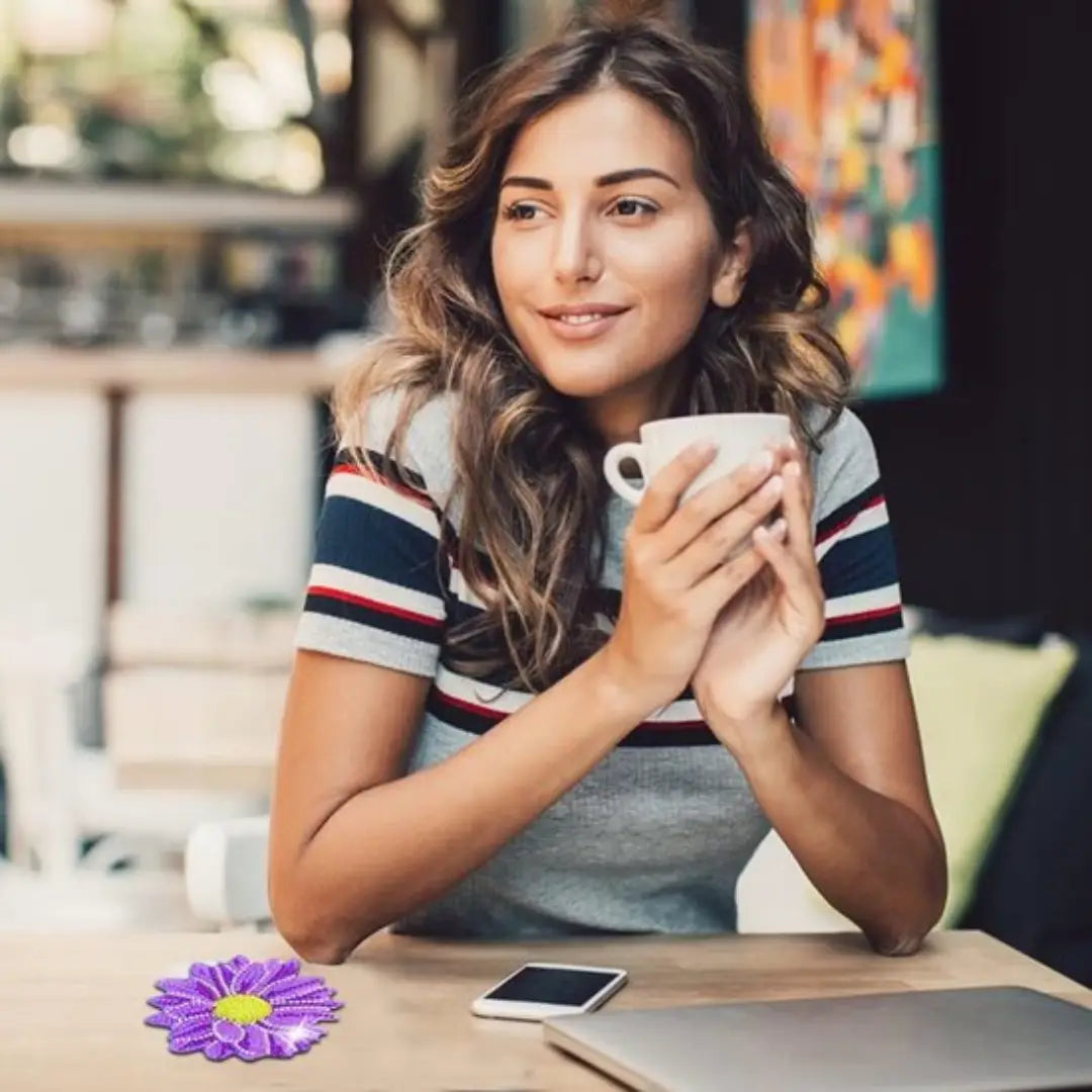 Vrouw met kop koffie en paarse diamond painting bloemen onderzetter