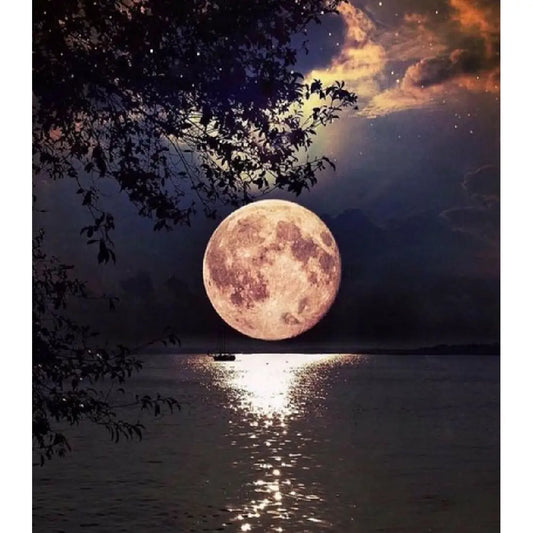 Diamond painting van een volle maan die reflecteert op een meer, omgeven door bomen en een sterrenhemel.