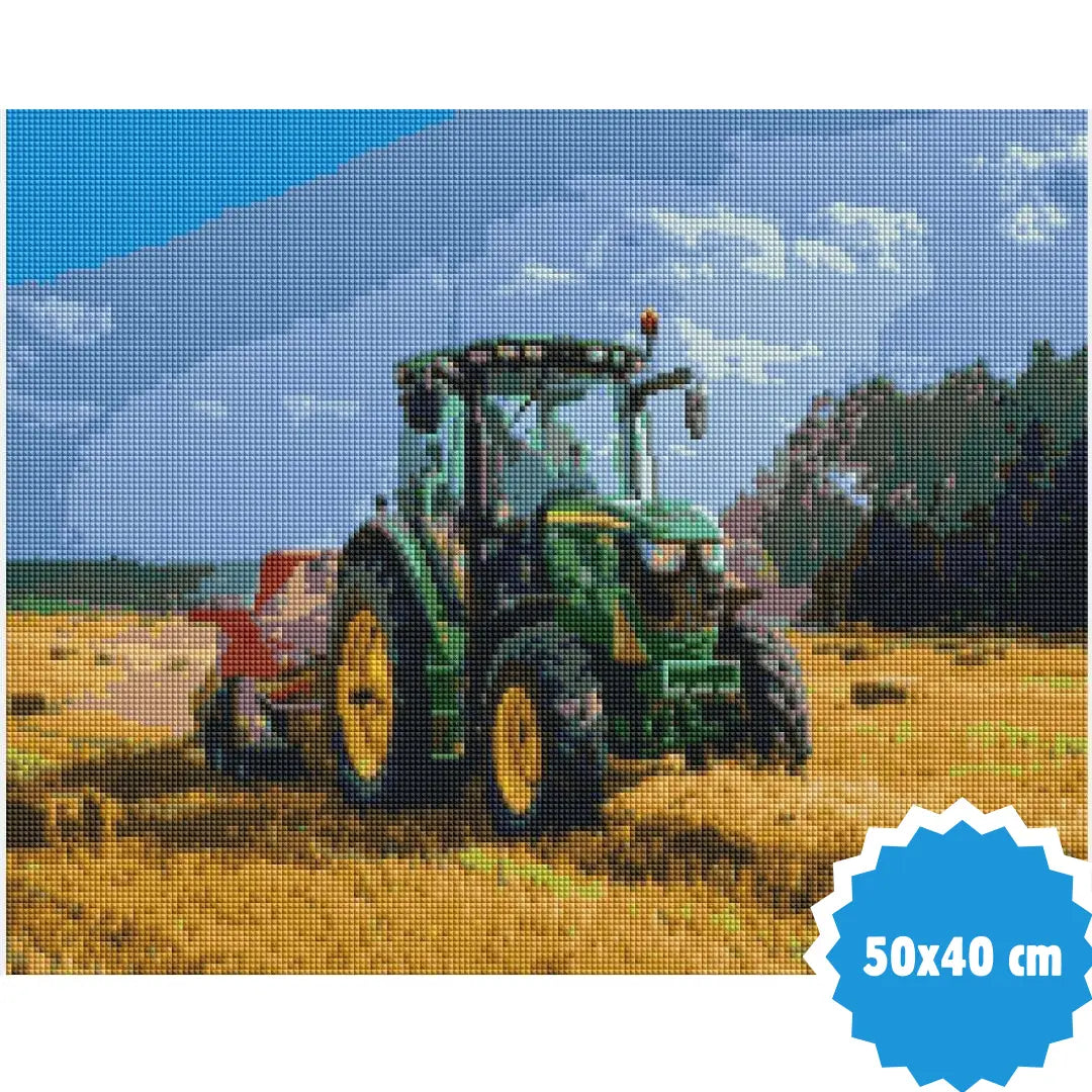 Diamond painting van een groene tractor op een veld met een blauwe hemel, 50x40 cm.