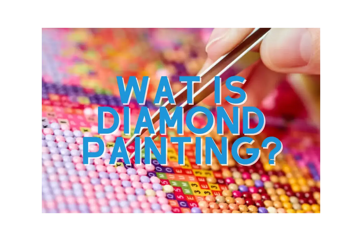 Close-up van hand die kleurrijke kristallen plaatst op een diamond painting canvas met tekst 'WAT IS DIAMOND PAINTING?