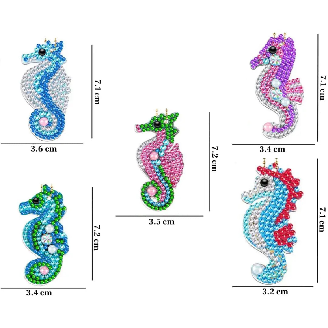 Verschillende gekleurde diamond painting zeepaardje sleutelhangers met exacte afmetingen, variërend van roze tot blauw.