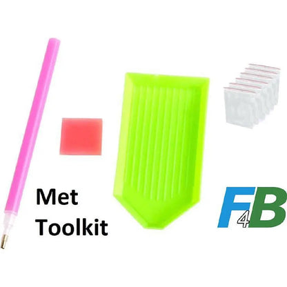 Diamond painting toolkit met roze pen, groene schudbak, rode wax en transparante vierkante opbergzakjes op een witte achtergrond