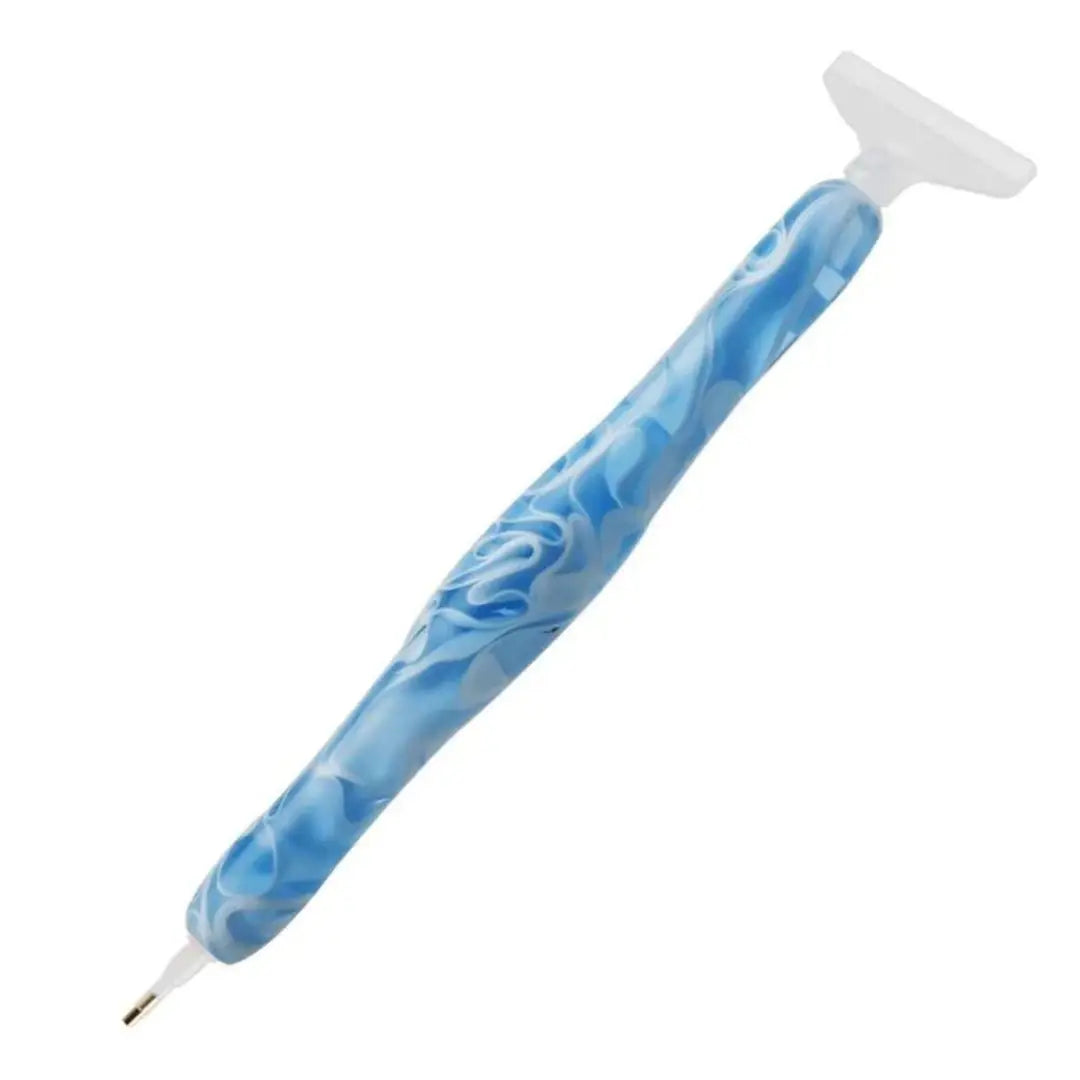 Blauwe ergonomische diamond painting pen met een abstract patroon, gefotografeerd tegen een witte achtergrond.