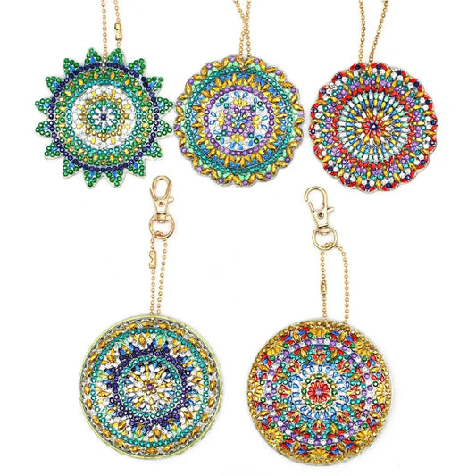 Set van vijf diamond painting mandala hangers in diverse kleuren, gebruikt als stijlvolle accessoires voor tassen en sleutels.