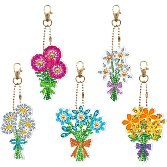 Collectie van diamond painting sleutelhangers in bloemvorm in diverse heldere kleuren.