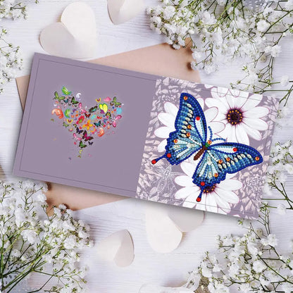 Elegante wenskaart met een diamond painting van een blauwe vlinder op een bloem, ideaal voor het versturen van liefdevolle berichten en wensen.