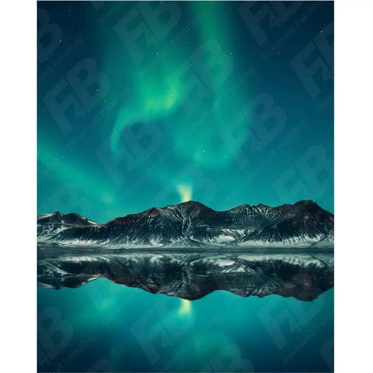 Diamond painting kunstwerk van het noorderlicht boven besneeuwde bergen met reflectie in het water.