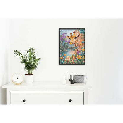 Ingelijste diamond painting van een giraf met bloemen aan de muur boven een dressoir