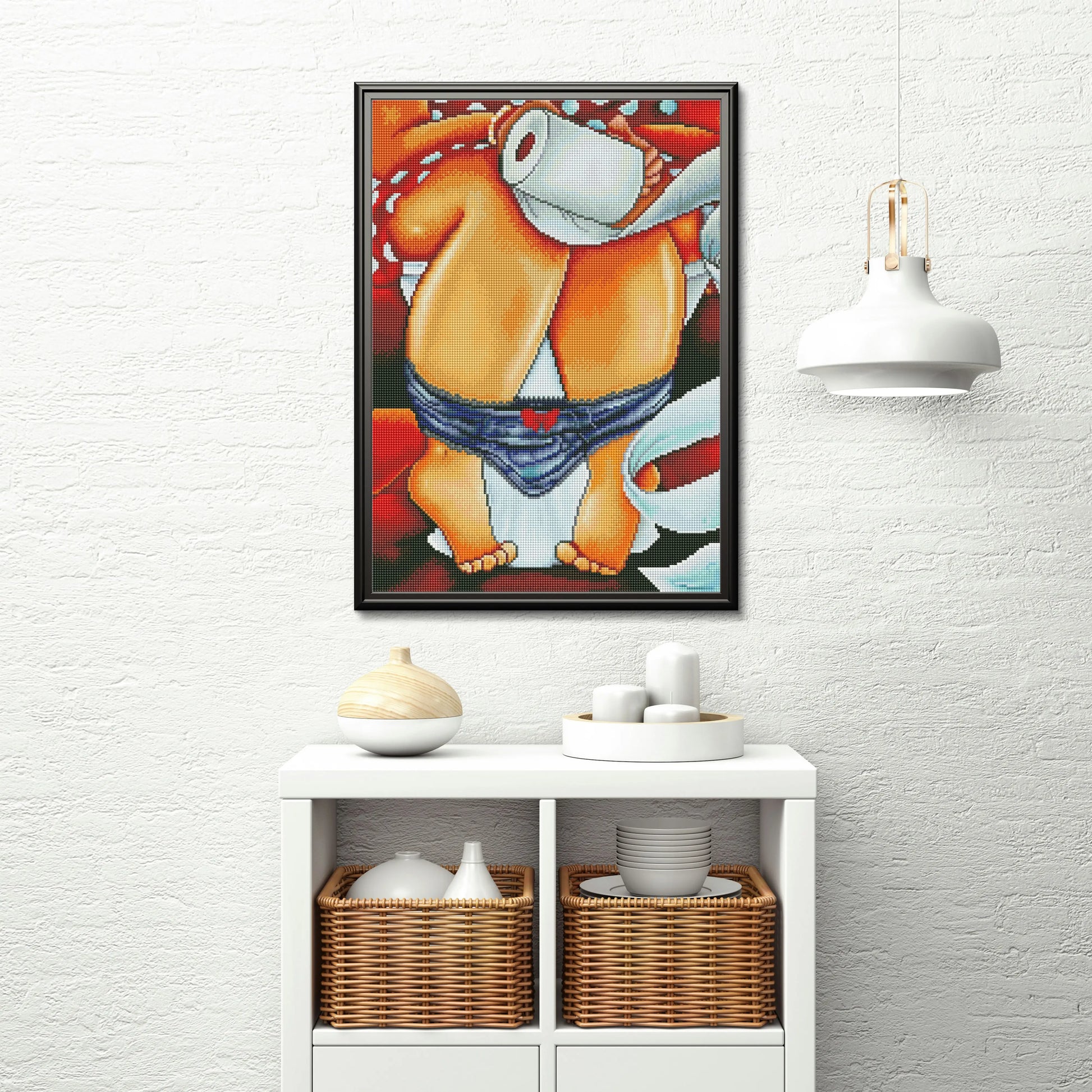 Humoristische diamond painting van figuur op toilet aan witte muur boven kast met manden en servies